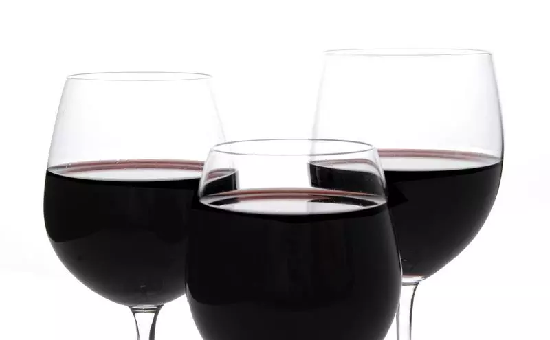 Drei Gläser mit Rotwein